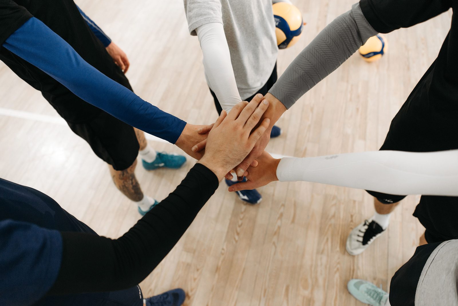 Motiviertes Team hält vor dem Training zusammen